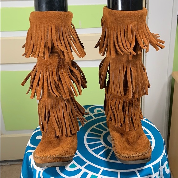 Minnetonka moccasins 3 row fringe boots size 7 - Picture 2 of 6